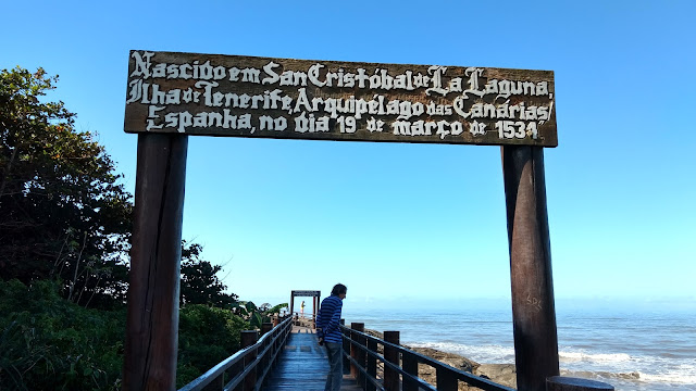 Placas entalhadas em madeira referenciam vida e obra do padre Anchieta