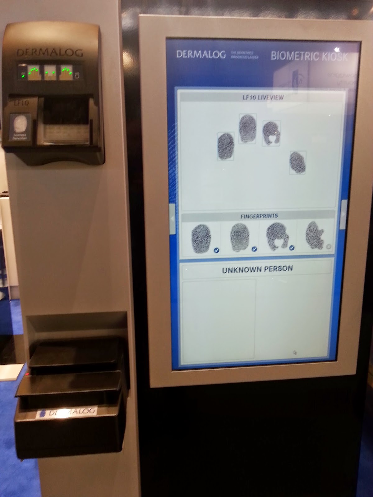 Cajero automático (ATM) con lector biométrico de huellas dactilares