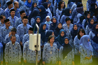 Ketika mengikuti upacara Hari Guru di lapangan kantor Kemendikbud Senayan