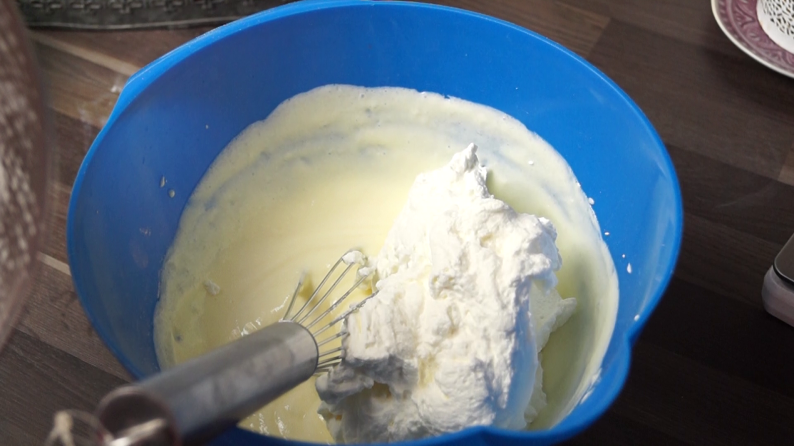 Erdbeer-Vanillejoghurt-Torte mit Amicelli-Rand