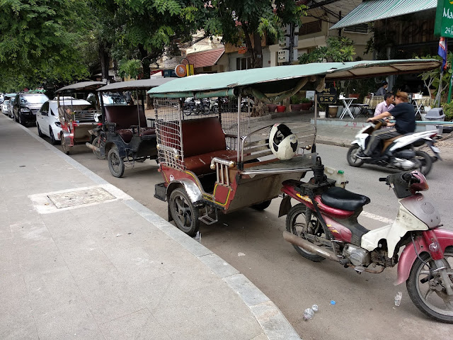 tuk tuk motor, phnom penh, ransel bertopeng, transportation cambodia, transportation phnom penh