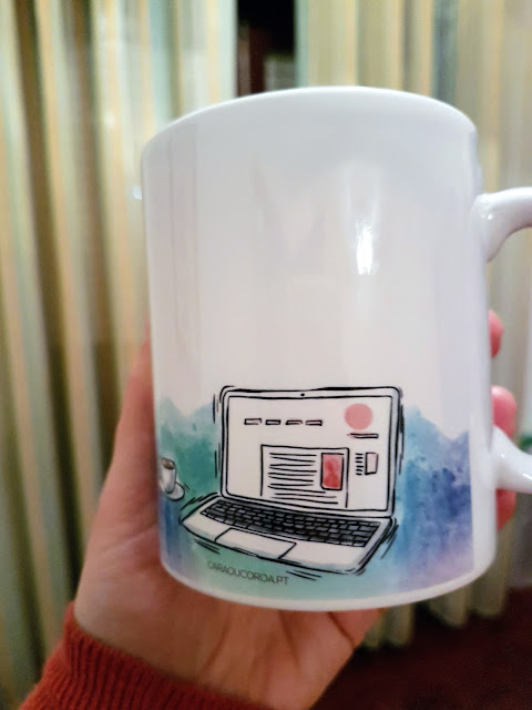 Pormenor da Caneca da Cara ou Coroa Uso Exclusivo da Melhor Blogger do Mundo