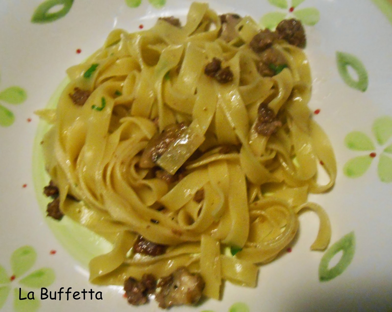 tagliatelle salciccia e funghi