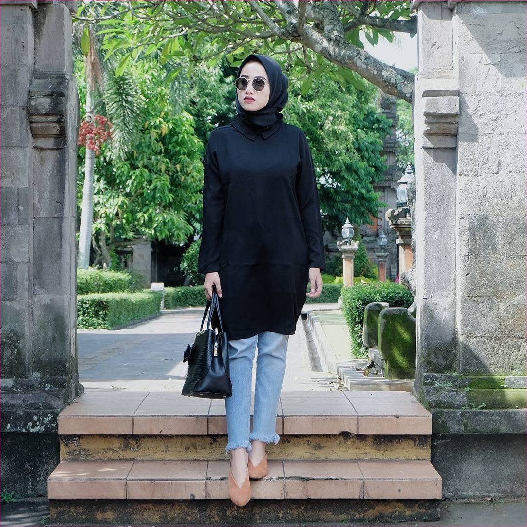 Outfit Baju Tunic Untuk Hijabers Ala Selebgram 2018 baju tunic handbags kerudung segiempat hijab square kacamata bulat hitam lace ups flatshoes krem hand bag tote bag ootd trendy kekinian celana jeans denim biru muda sobek Outfit Baju Tunic Untuk Hijabers Ala Selebgram 2018 baju tunic handbags kerudung segiempat hijab square kacamata bulat hitam lace ups flatshoes krem hand bag tote bag ootd trendy kekinian celana jeans denim biru muda sobek