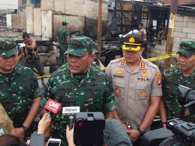 Hengki Haryadi Dampingi Joni Supriyanto Tinjau Lokasi Kebakaran Tomang Hengki Haryadi Dampingi Joni Supriyanto Tinjau Lokasi Kebakaran Tomang