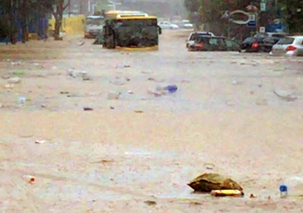 Las fotos del rescate de la guagua inundada Martín Fraire bomberos las palmas