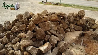 Pedra moledo para construção de muro de pedra.