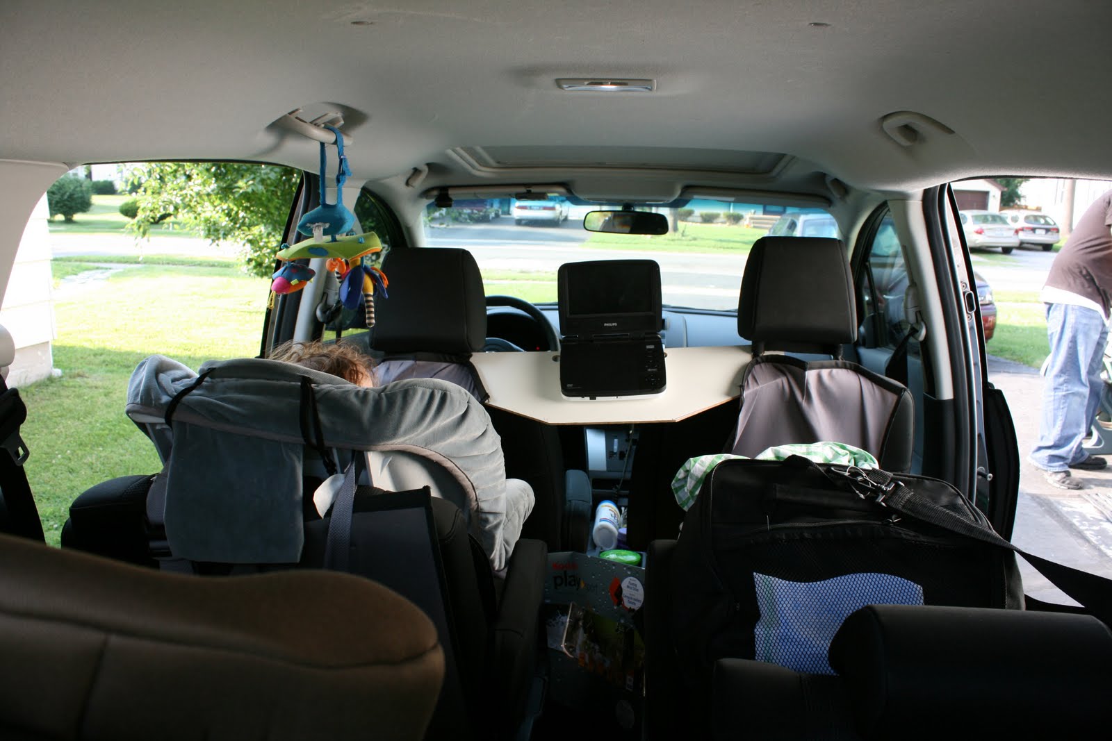 sparklinbecks-diy-car-dvd-player-holder