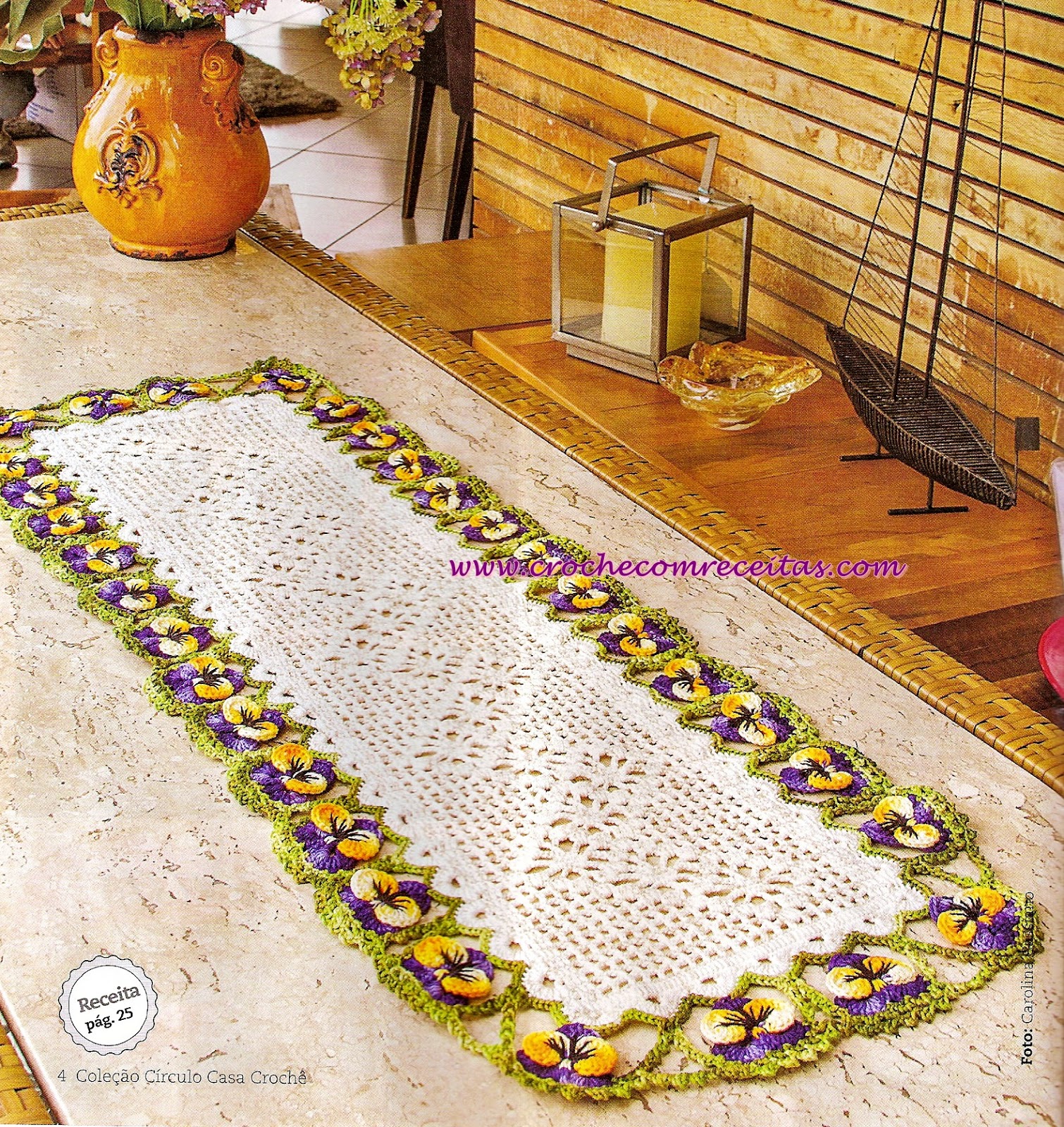 Caminho de mesa em crochê com flores amor-perfeito | Receita rápida e  simples de fazer