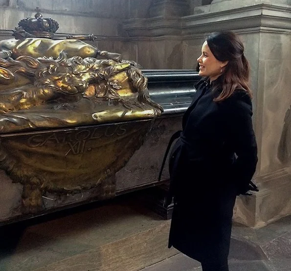 Princess Sofia visited the Riddarholm Church and the Treasury together with the department of public activities. The Princess is standing right next to Karl XII's grave in the Riddarholm Church. 