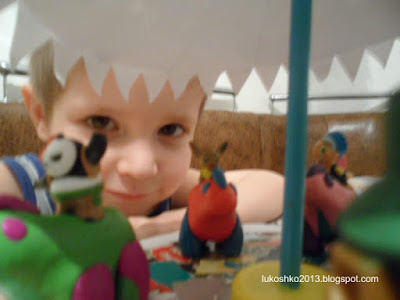 Дема мечтает уменьшиться и покататься на карусели) Лукошко Элси