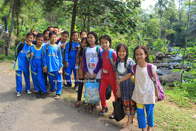 Wisatawan lokal di Sungai Cireong dari Cikoneng-Ciamis. Wisatawan lokal di Sungai Cireong dari Cikoneng-Ciamis.