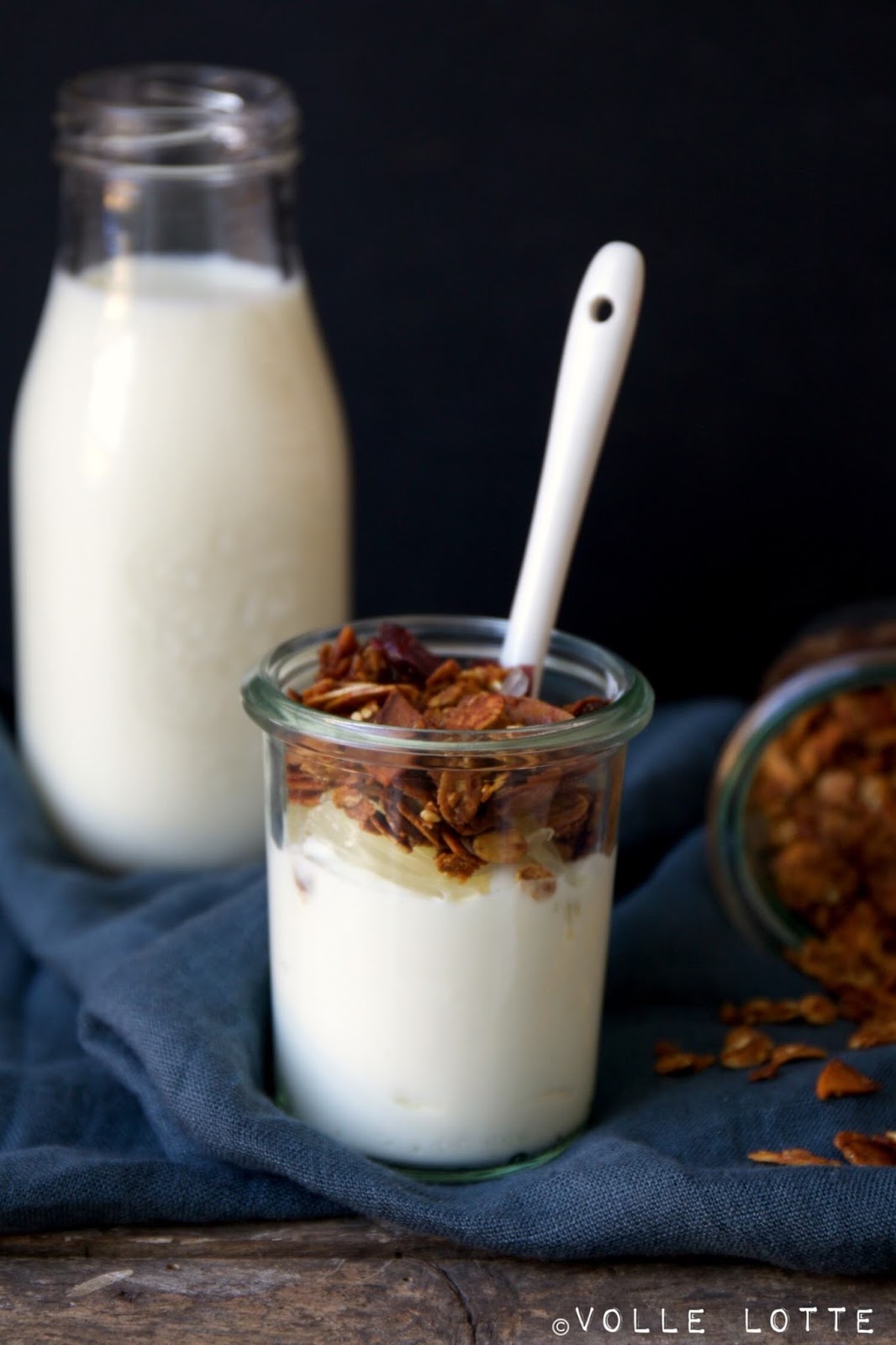 Zeit zum Frühstücken! Knusprige Granola mit Nüssen, Kokos und ...