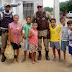 Polícia Militar de Nova Fátima entrega cestas básicas a famílias carentes do município