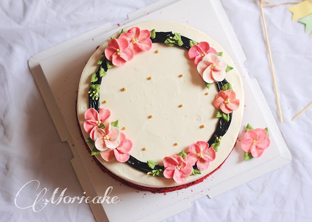 Bánh sinh nhật trang trí hoa hiện đại - Tiệm bánh MiaCake Đà Nẵng