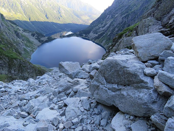Spojrzenie z przewężenia żlebu na Czarny Staw pod Rysami czarny staw