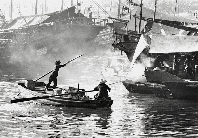 Foto: Yau Leung - "Aberdeen", 1963. Foto: Yau Leung - "Aberdeen", 1963. // imagenes chidas, historicas, bellas, old hong kong, blanco y negro, cool pictures, vintage photos.