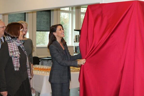 Princess Marie wore Maje Vanda plaid blazer and Maje Panda glen plaid trousers. Jimmy Choo pumps. Prince Henrik's literary works