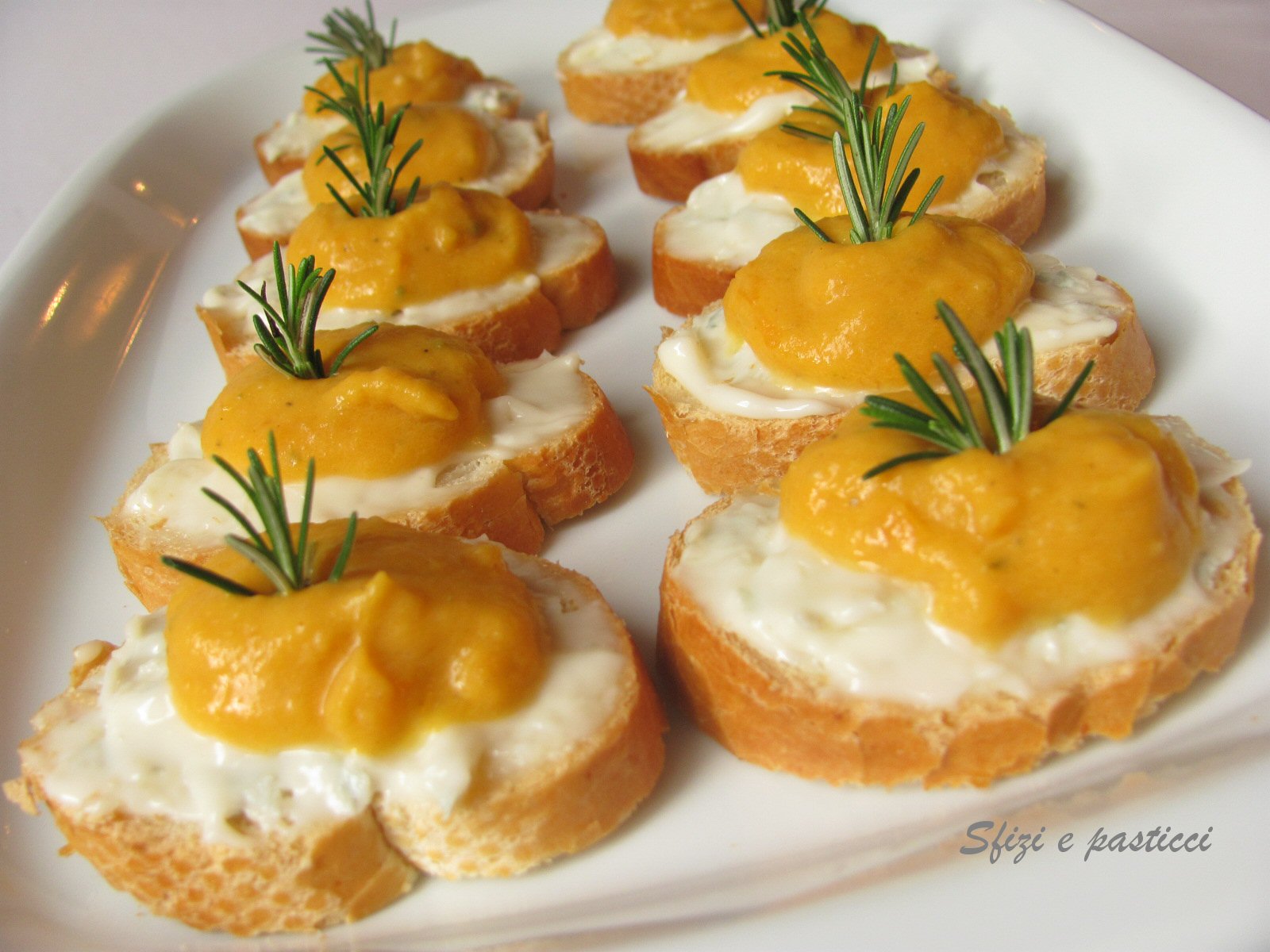 Sfizi e pasticci Crostini con e mousse di zucca