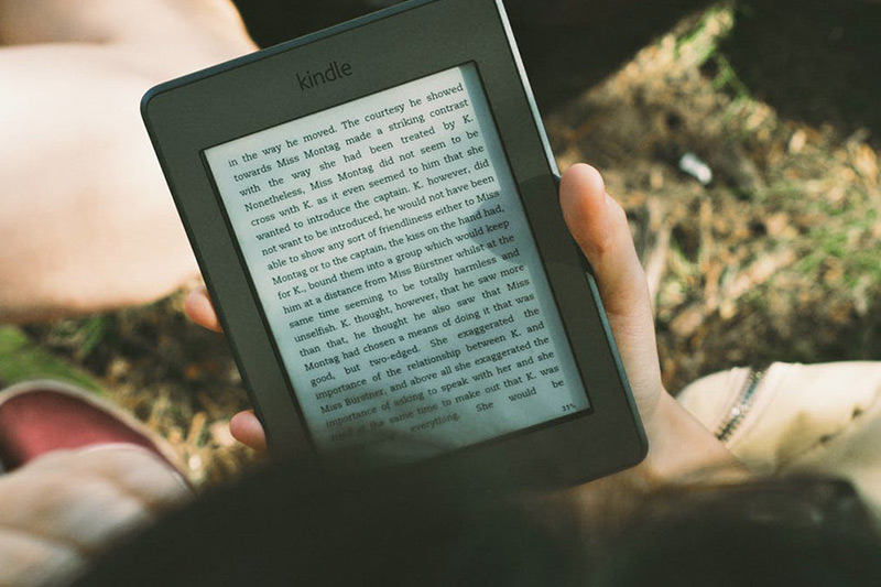 E-Readers vs Paperback