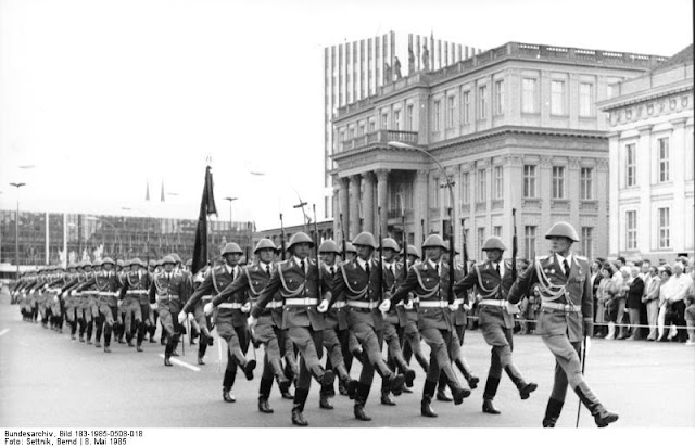 Bundesarchiv_Bild_183-1985-0508-018,_Berlin,_Wachaufzug.jpg