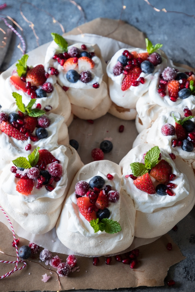Pavlova, the typical australian dessert HOW TO MAKE A PAVLOVA WREATH - RECIPE THINKERING