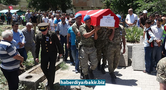 Samsun'daki trafik kazasında hayatını kaybeden asker Diyarbakır Silvan'da defnedildi DİYARBAKIR-Samsun'da askerleri taşıyan otobüsün devrilmesi sonucu meydana gelen trafik kazasında hayatını kaybeden asker, Diyarbakır'ın Silvan ilçesinde defnedildi.