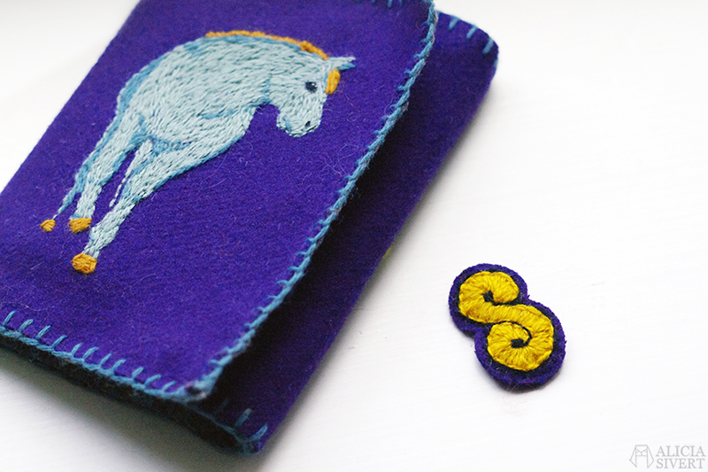 Lussekatt, broderad brosch av Alicia Sivertsson.