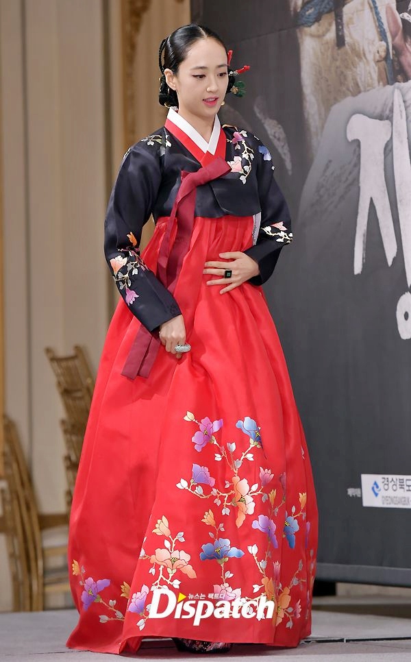 오늘자 동양화 찢고나온 김민정 한복자태 | 인스티즈