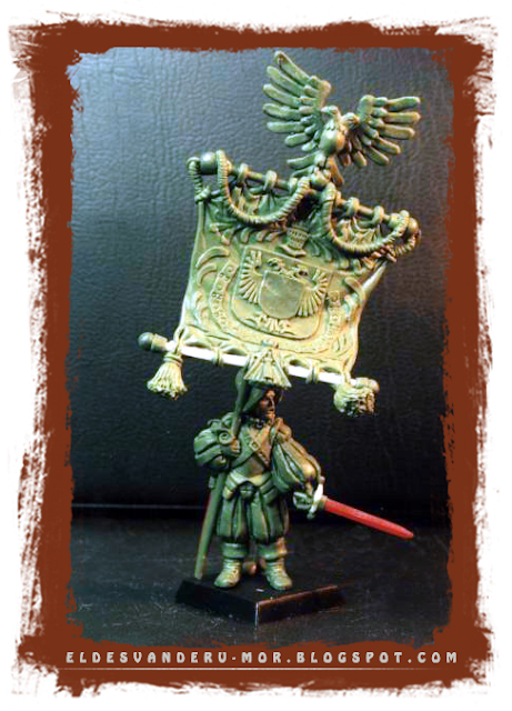 Miniatura de portaestandarte del Imperio o los tercios españoles para escala warhammer fantasy, esculpida y diseñada por ªRU-MOR para la empresa GAMEZONE