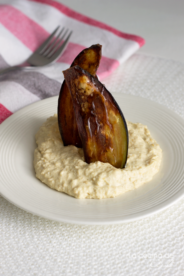 La Cocina De Aisha Hummus Con Chips De Berenjena Y Miel De Caña Cooking The Chef