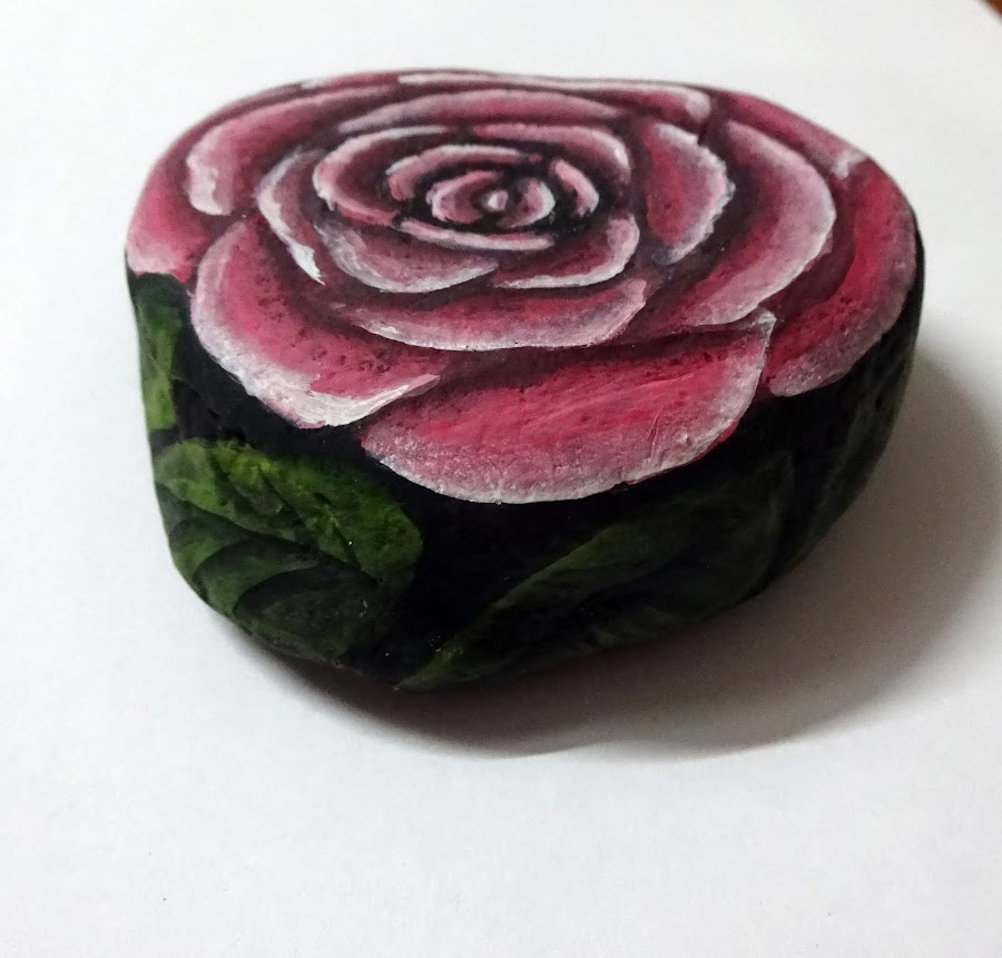 COMO PINTAR PIEDRAS CON ROSA PASO A PASO