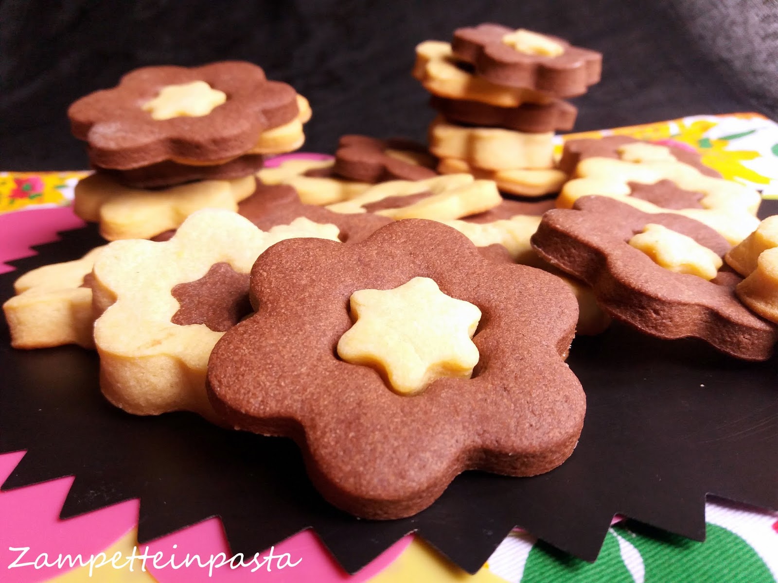 BISCOTTI BICOLORI A FORMA DI FIORE ZAMPETTE IN PASTA