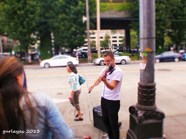 fiddler on the sidewalk near seattle waterfront by gurlayas.blogspot.com