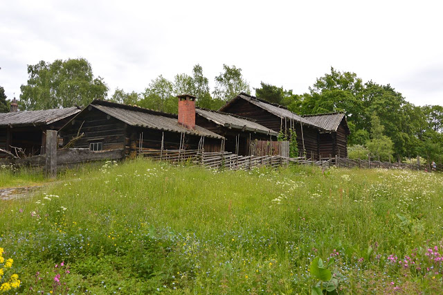 Skansen sur l'île Djurgarden : ferme suédoise de la fin du XVIII siècle : Grande ferme suédoise de la fin du XVIII siècle : du Dalarna, province de la Dalécarlie au centre de la Suède