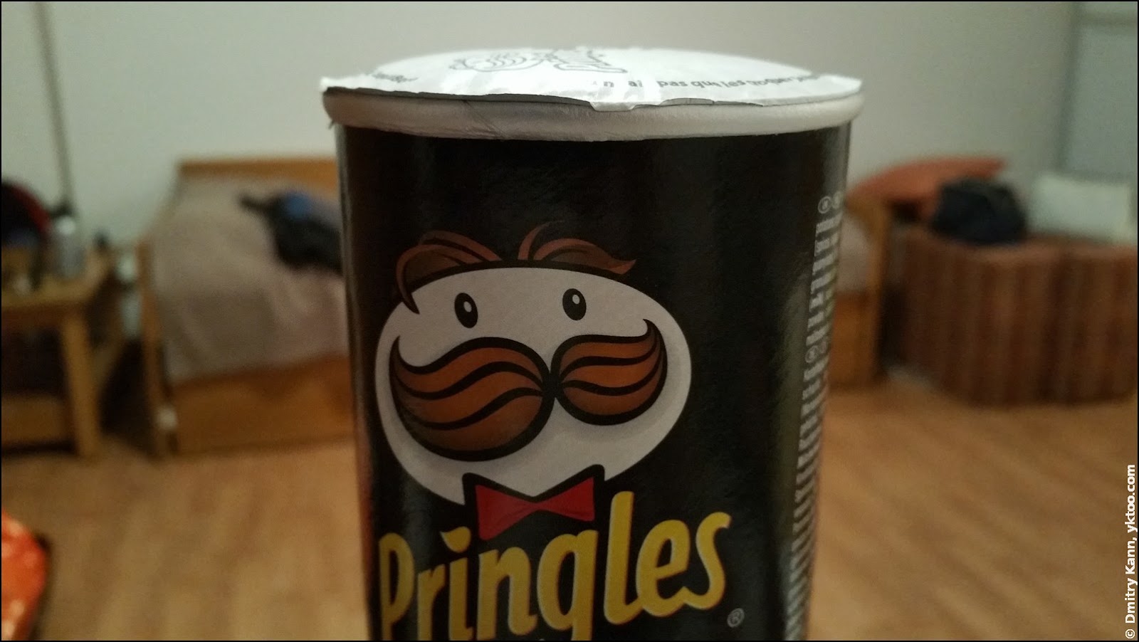 Раздувшаяся упаковка Pringles.