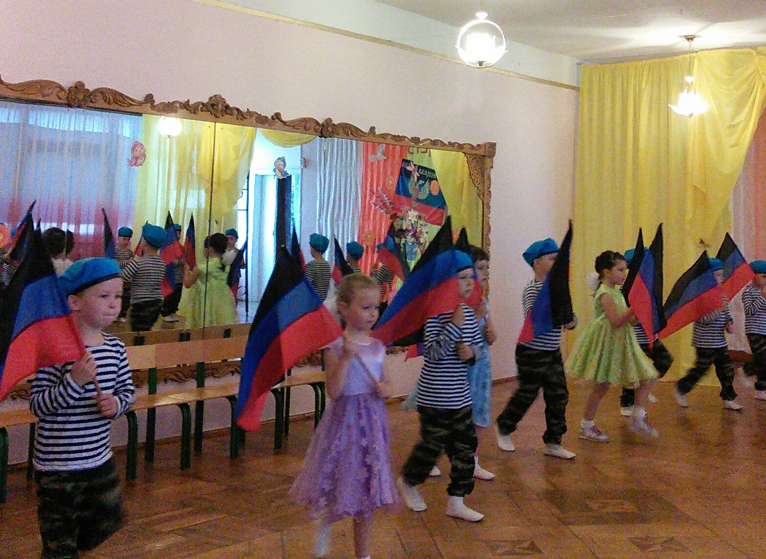 Танец с флажками