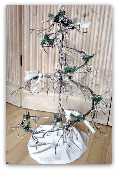 How to Make a Beautiful Wire Christmas Tree With Garland. Homeroad.net