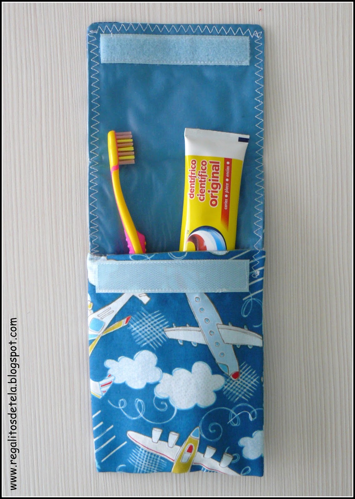 Pitingas Estuche para el cepillo y pasta de dientes.