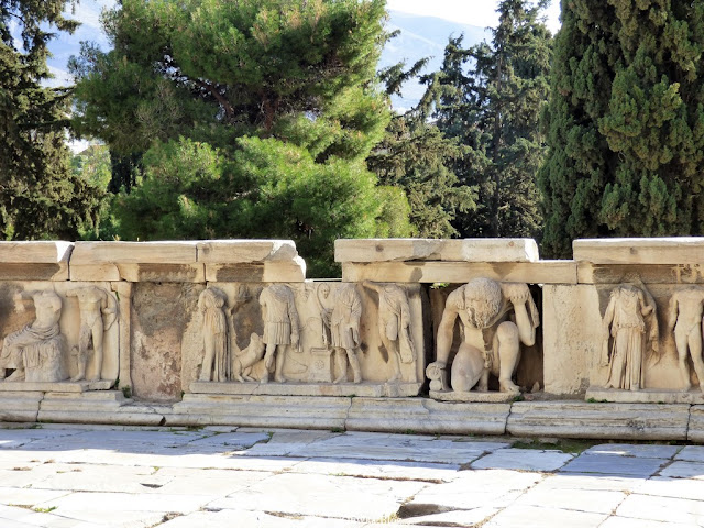24 grudnia, Akropolis. 'Radosnych Świąt' z Partenonem w tle. Płaskorzeżby w Teatrze Dionisosa Akropol Ateny Grecja