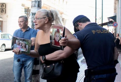 "Δολοφόνεεεεεε..." - Σκηνές αρχαίας τραγωδίας! Ράγιζε καρδιές η μάνα του 5χρονου παιδιού στα δικαστήρια του Πειραιά!