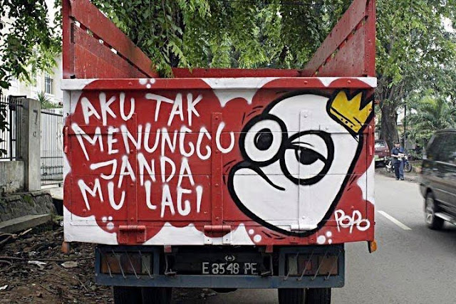 Kreatif, Gambar dan Tulisan Unik di Belakang Truk yang Bisa Bikin Kamu Ketawa Ketiwi Sendiri