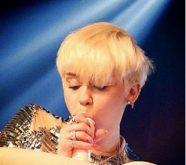 Miley Cyrus Gives Bl0w J0b On Stage! (Oh yes!) Mind Body