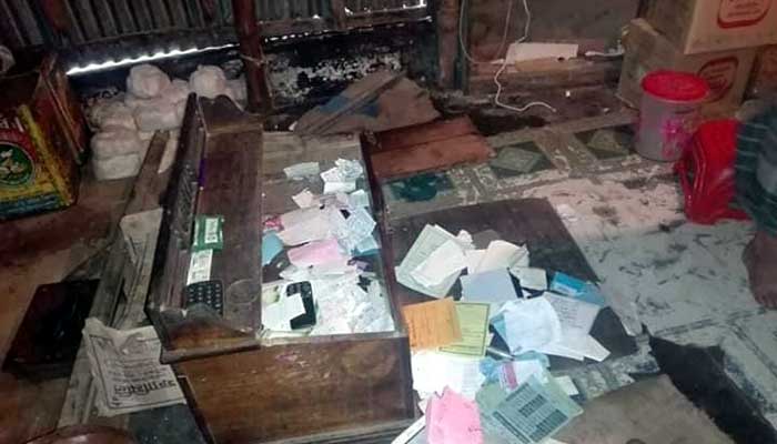 Robbery in Jabbarganj Market in Bakshiganj, rob at that store! বকশীগঞ্জের জব্বারগঞ্জ বাজারে ডাকাতি, ৪ দোকানে লুট!