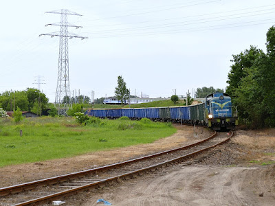 SM42-521 z węglarkami na łącznicy kolejowej nr 503
