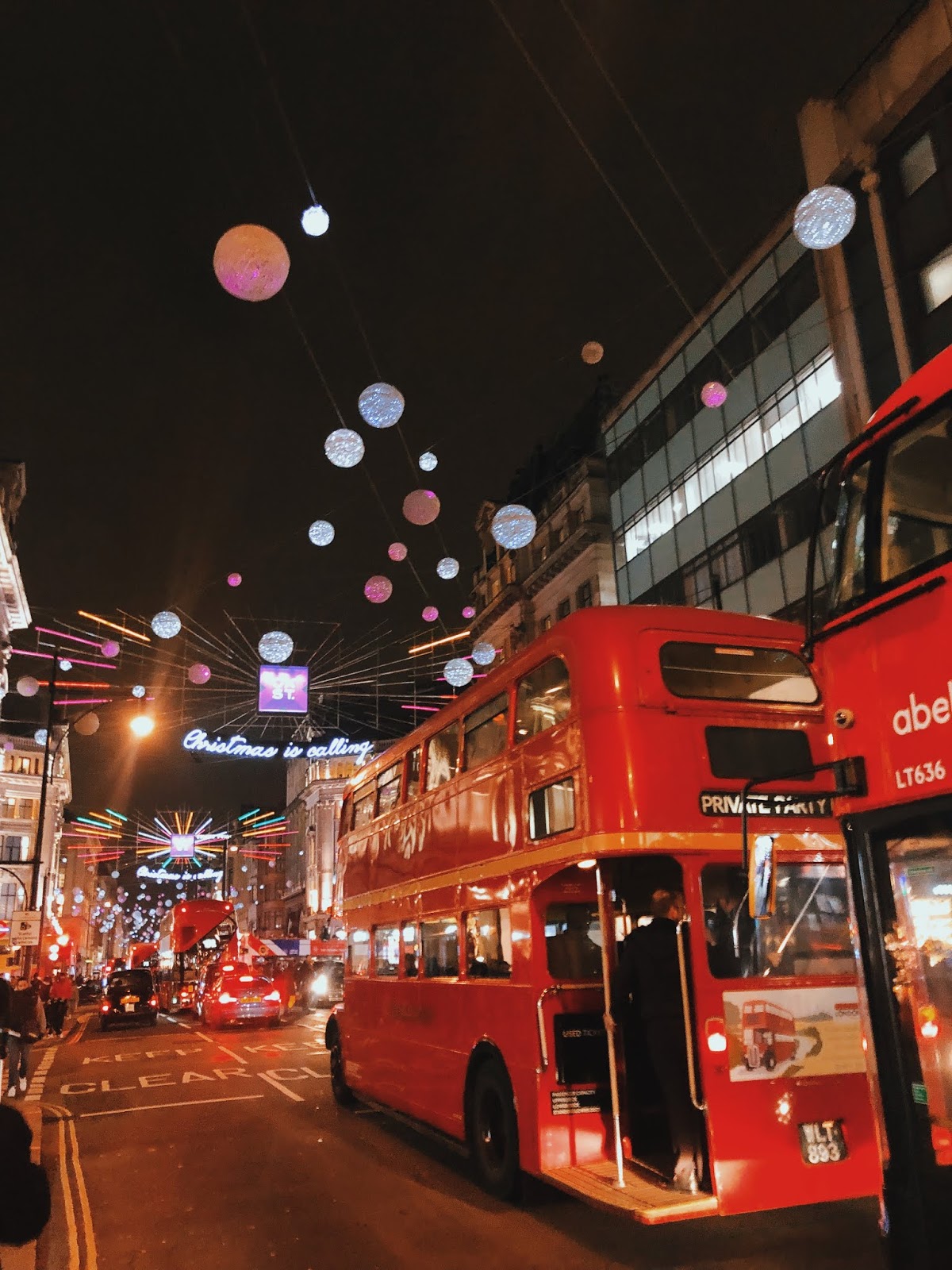 christmas in london, christmas decoration in london, christmas 2018, christmas decoration london 2018, indian blogger, london blogger, oxford street, oxford street london christmas decoration, christmas lights london