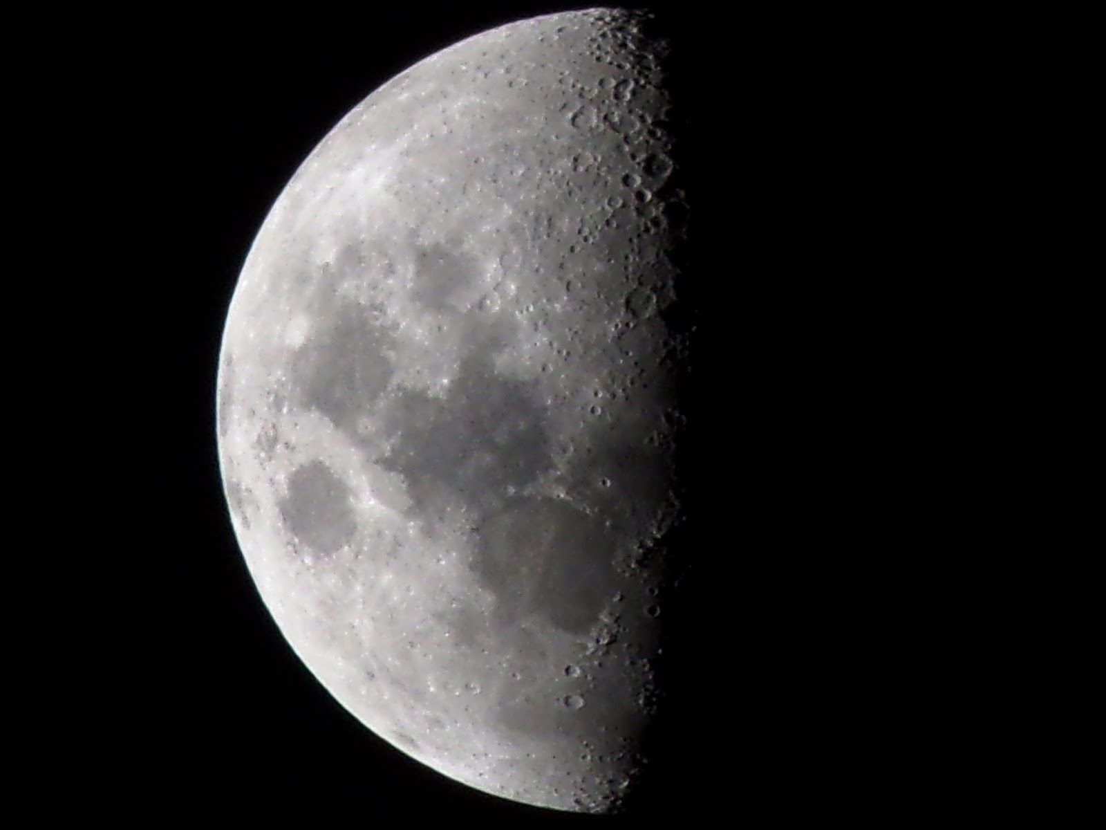 Lunas y Luces Luna 14 de Abril 2016 Cuarto Creciente Gibosa 19 hs 22