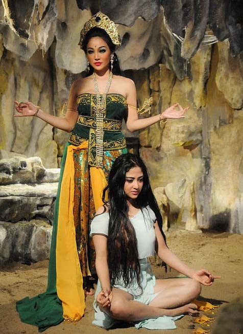 Dewi Persik Mendapat HandPhone saat Bersemedi | Celebsup