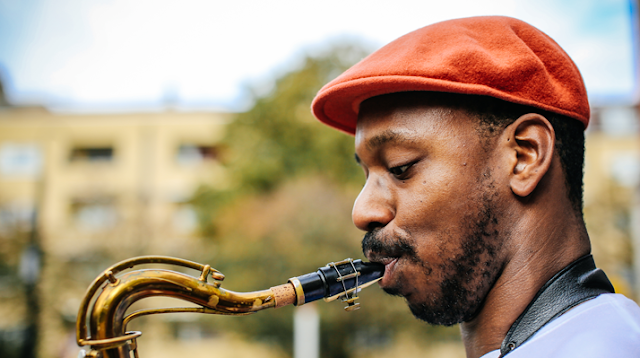 shabaka-playing-saxophone