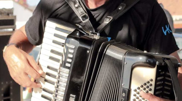 Cantor piauiense Erismar do Acordeon vence prêmio do quadro “Dez ou Mil” no Programa do Ratinho Cantor piauiense Erismar do Acordeon vence prêmio do quadro “Dez ou Mil” no Programa do Ratinho